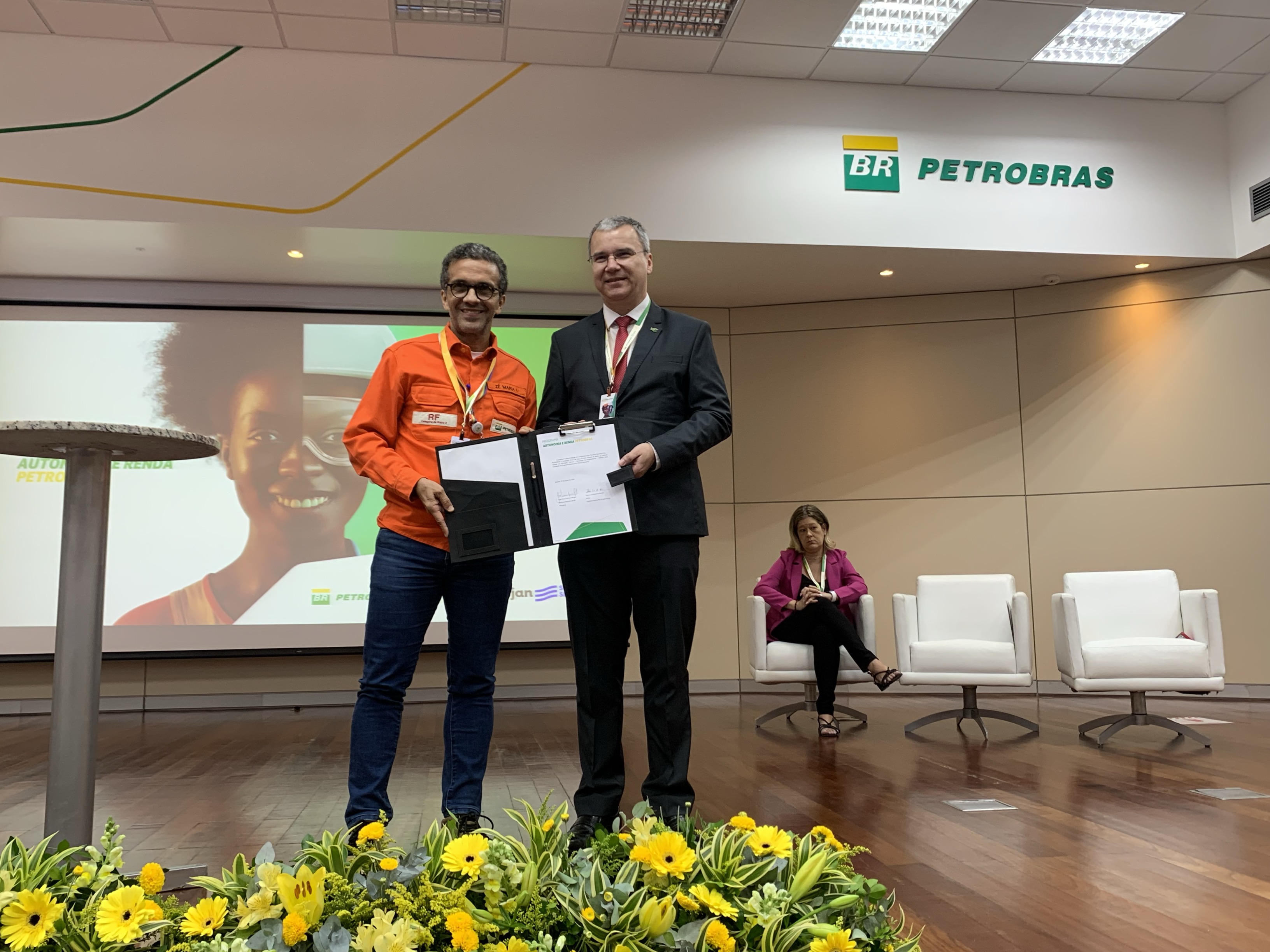 O gerente executivo de Responsabilidade Social da Petrobras, José Maria Rangel, e o reitor do Instituto Federal Sul-rio-grandense (IFSul), Flávio Nunes, na assinatura do convênio para o Programa Autonomia e Renda Petrobras